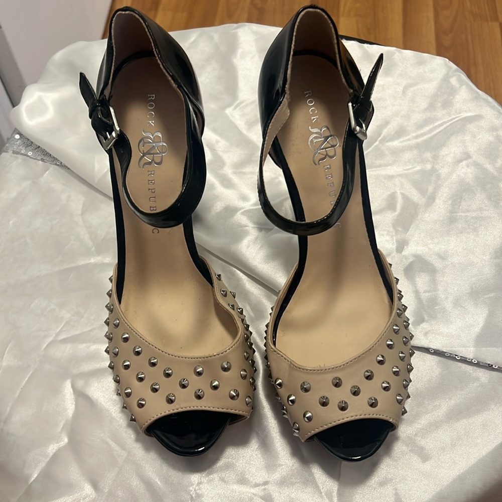 Rock & Republic black and tan heels with silver tone embellishments.